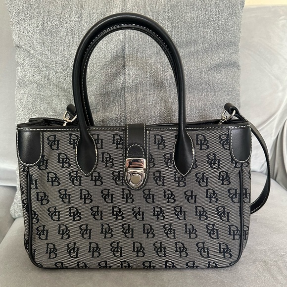 Dooney & Bourke Handbags - Dooney and Bourke purse. Never been used.